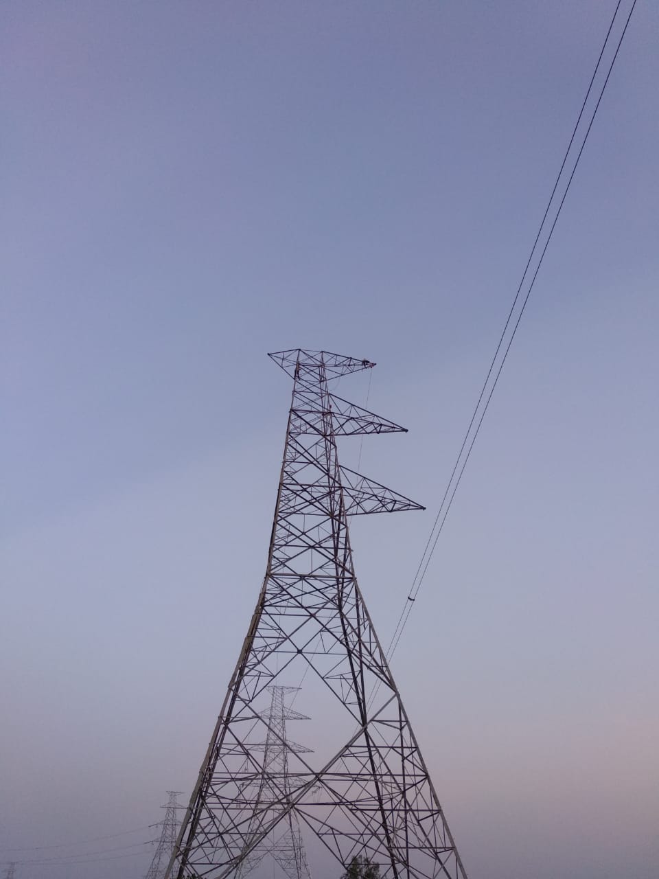 2020年6月1日にバルーチ地区において、400kV GPECカソール線の架線工事が進行中でした。